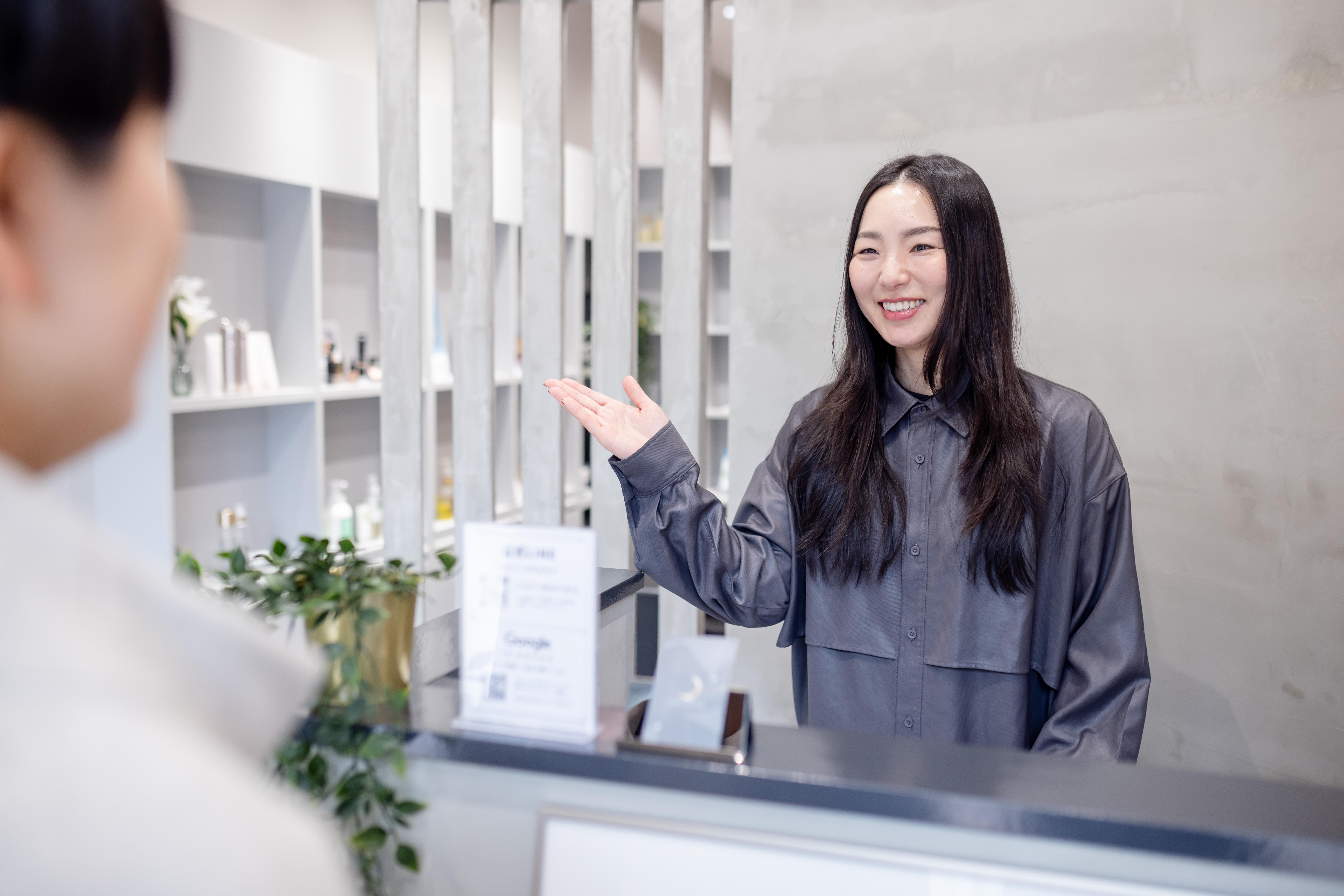 Luna crescenteのスタッフが笑顔でお客様をお迎えしている様子